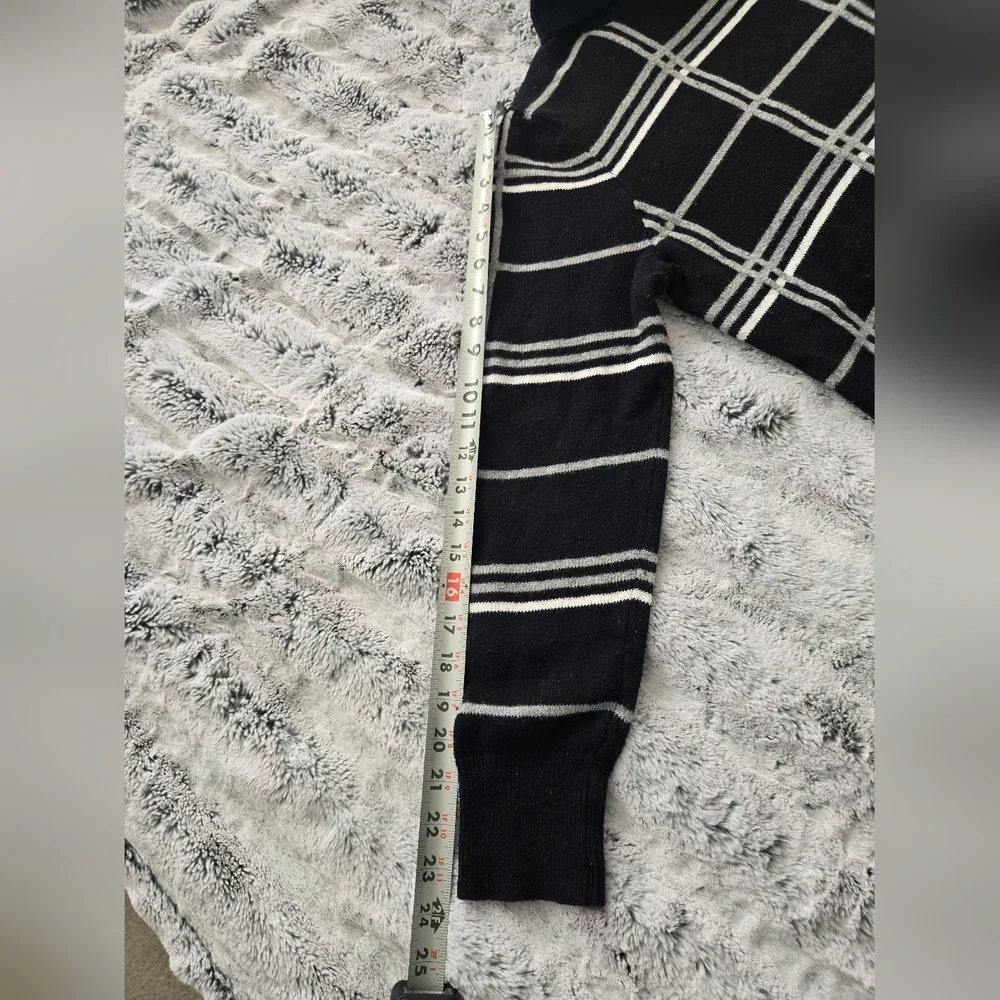 Banana Republic Black &‎ Gray Turtleneck Sweater - Large